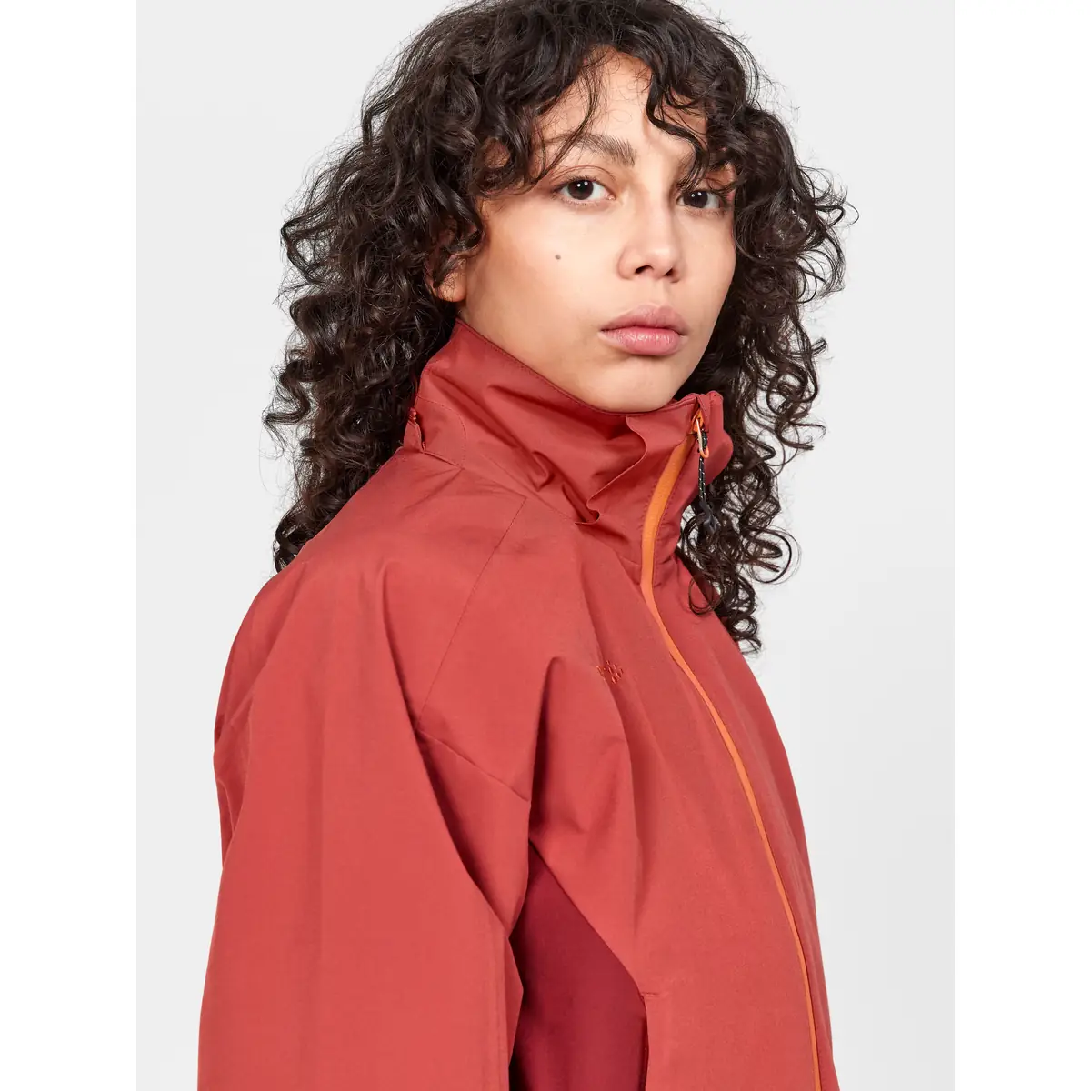 Chaqueta mujer CRAFT CORE EXPLORE SHELL JACKET 1913809 23 Chaqueta mujer CRAFT CORE EXPLORE SHELL JACKET 1913809, Rust, con modelo, detalle del cuello
