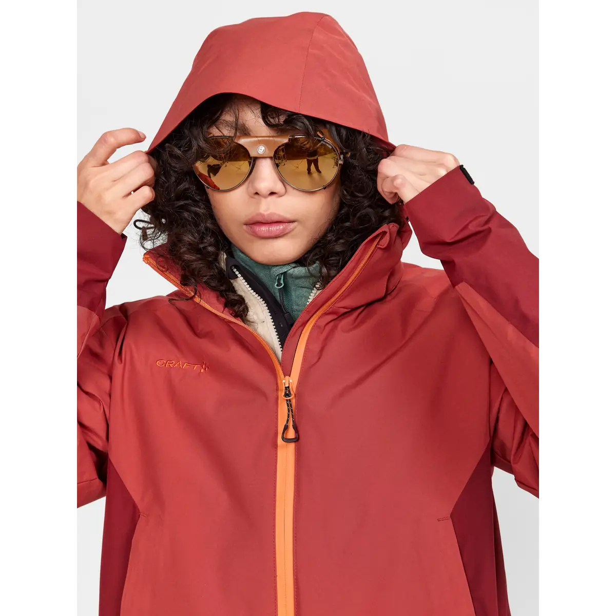 Chaqueta mujer CRAFT CORE EXPLORE SHELL JACKET 1913809 21 Chaqueta mujer CRAFT CORE EXPLORE SHELL JACKET 1913809, Rust, con modelo, detalle de la capucha