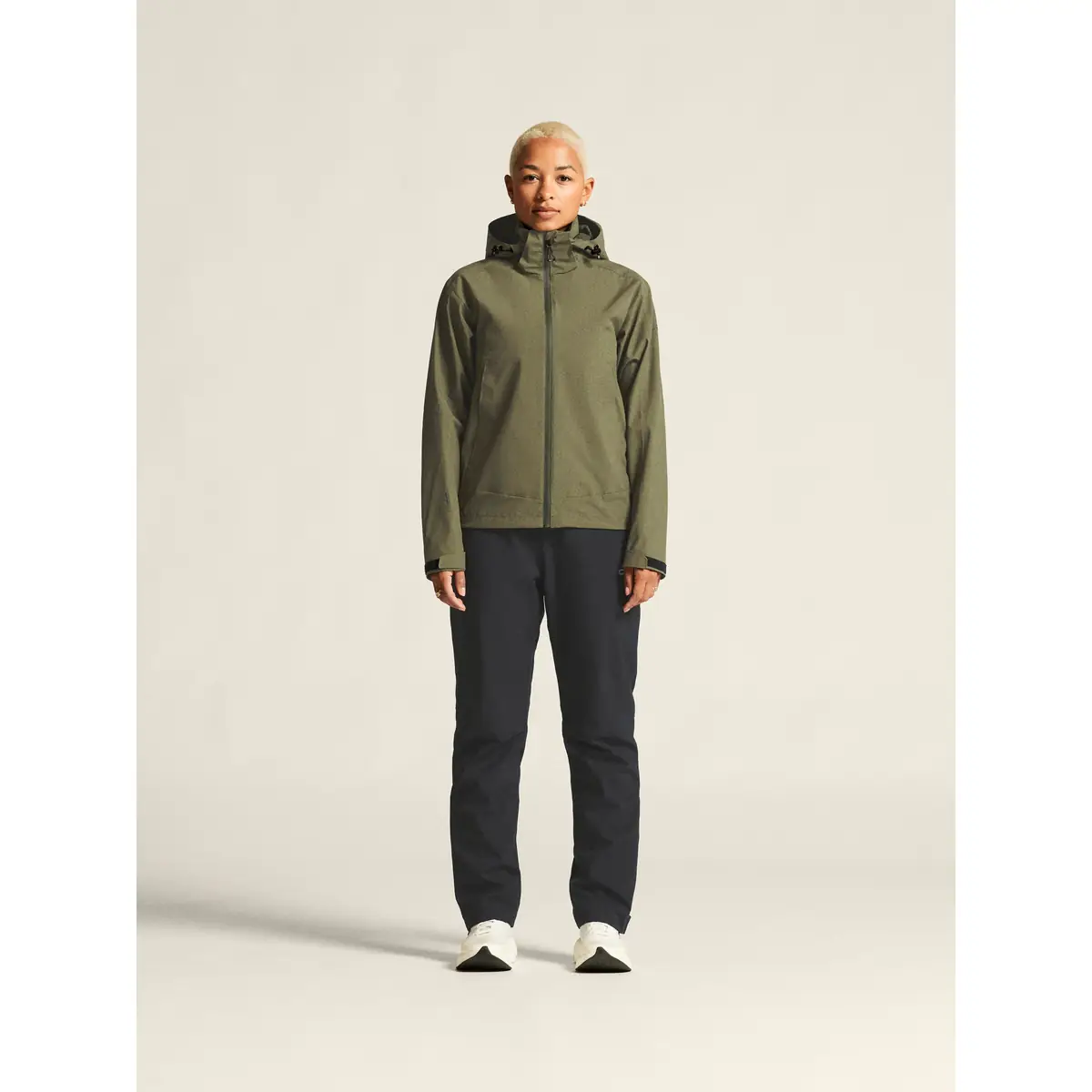Chaqueta mujer CRAFT CORE EXPLORE SHELL JACKET 1913809 28 Chaqueta mujer CRAFT CORE EXPLORE SHELL JACKET 1913809, Rift, con modelo, vista frontal