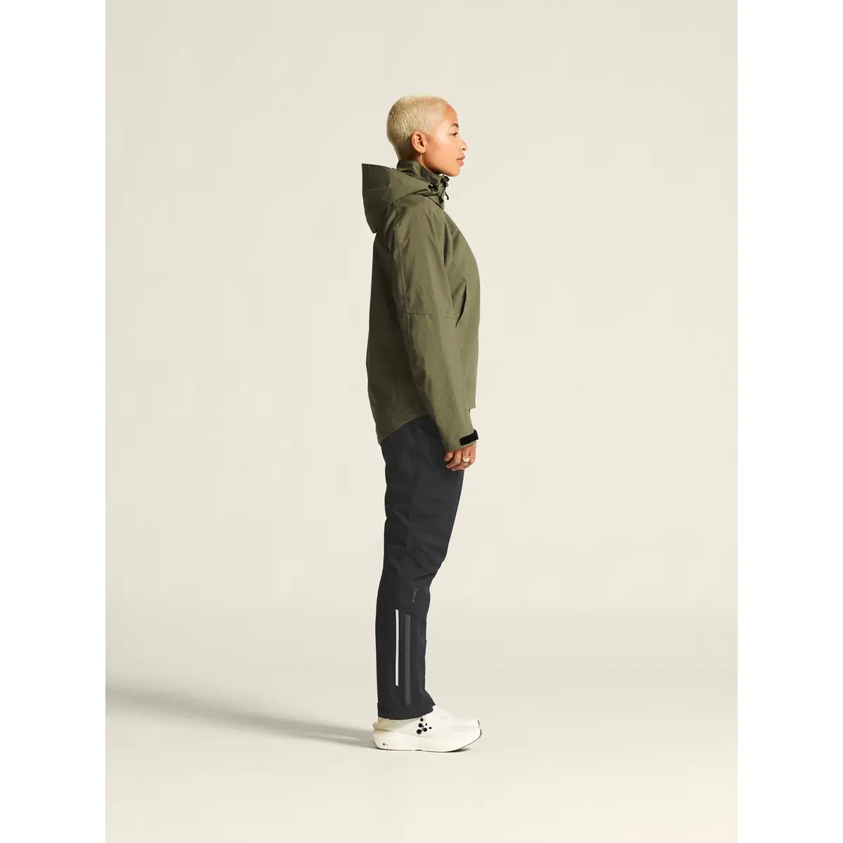 Chaqueta mujer CRAFT CORE EXPLORE SHELL JACKET 1913809 30 Chaqueta mujer CRAFT CORE EXPLORE SHELL JACKET 1913809, Rift, con modelo, vista lateral