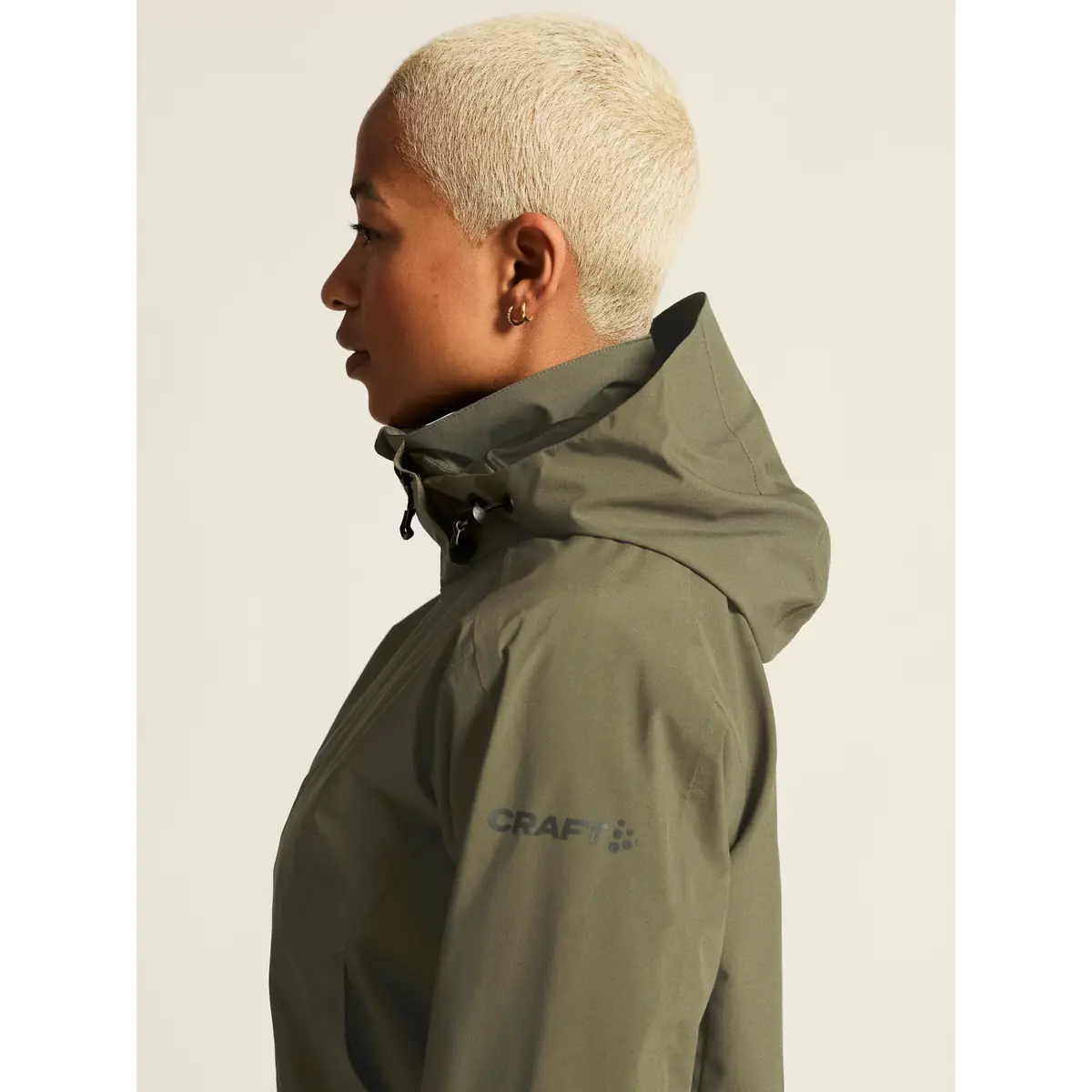 Chaqueta mujer CRAFT CORE EXPLORE SHELL JACKET 1913809 31 Chaqueta mujer CRAFT CORE EXPLORE SHELL JACKET 1913809, Rift, con modelo, detalle del cuello