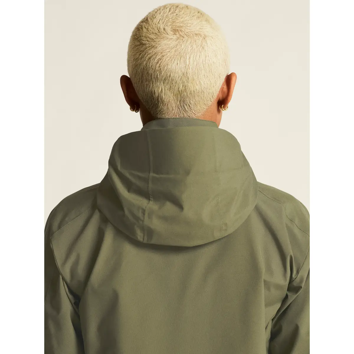 Chaqueta mujer CRAFT CORE EXPLORE SHELL JACKET 1913809 27 Chaqueta mujer CRAFT CORE EXPLORE SHELL JACKET 1913809, Rift, con modelo, detalle posterior del cuello y capucha