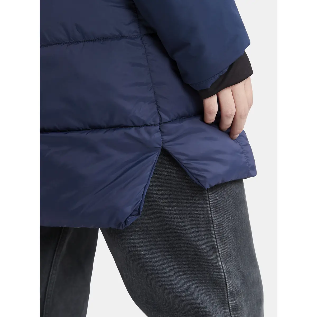 Parka mujer CRAFT ABILITY ISOLATE PARKAS 1913813 10 Parka mujer CRAFT ABILITY ISOLATE PARKAS 1913813, Marino, con modelo, detalle de abertura lateral del bajo