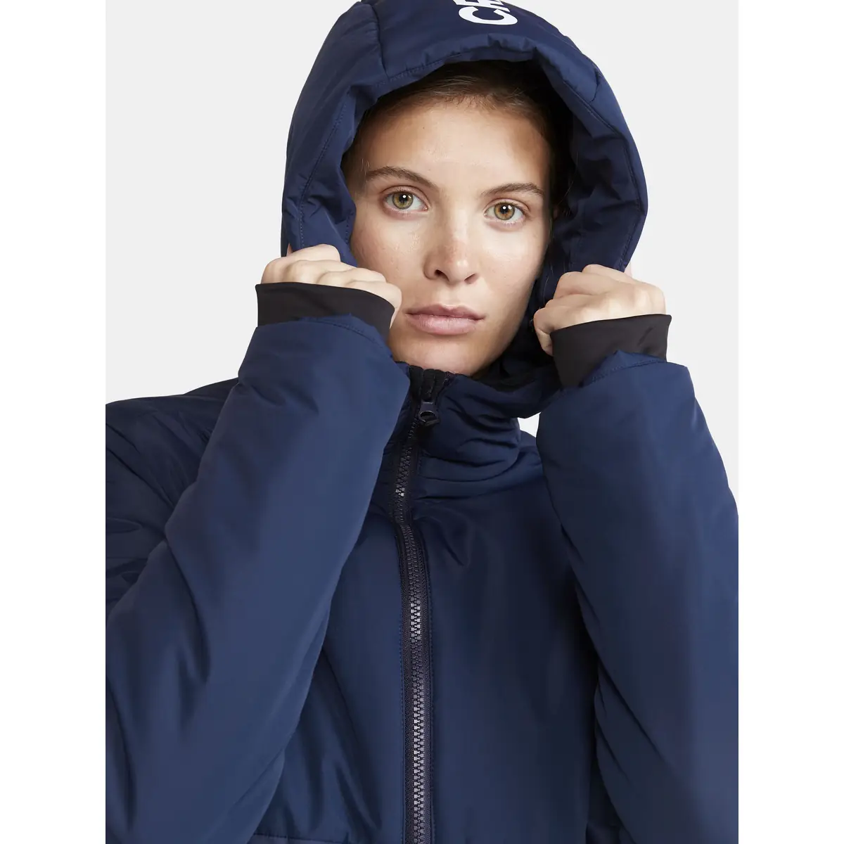 Parka mujer CRAFT ABILITY ISOLATE PARKAS 1913813 11 Parka mujer CRAFT ABILITY ISOLATE PARKAS 1913813, Marino, con modelo, detalle frontal de la capucha