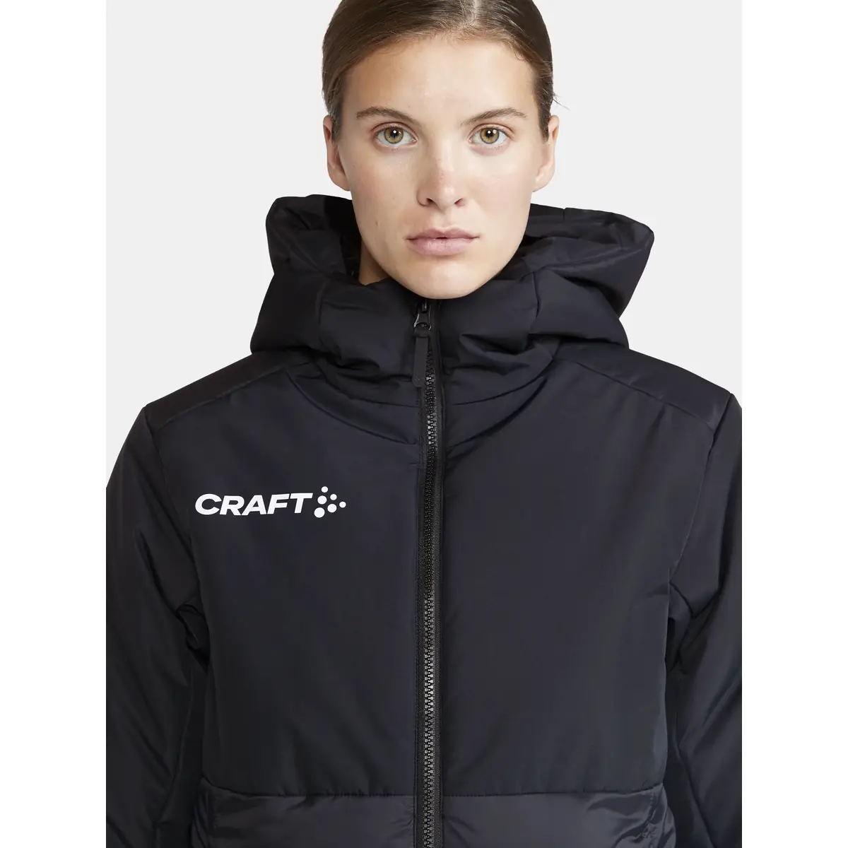 Parka mujer CRAFT ABILITY ISOLATE PARKAS 1913813 19 Parka mujer CRAFT ABILITY ISOLATE PARKAS 1913813, Negro, con modelo, detalle frontal de cuello y pecho