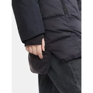 Parka mujer CRAFT ABILITY ISOLATE PARKAS 1913813, Negro, con modelo, detalle de abertura lateral del bajo