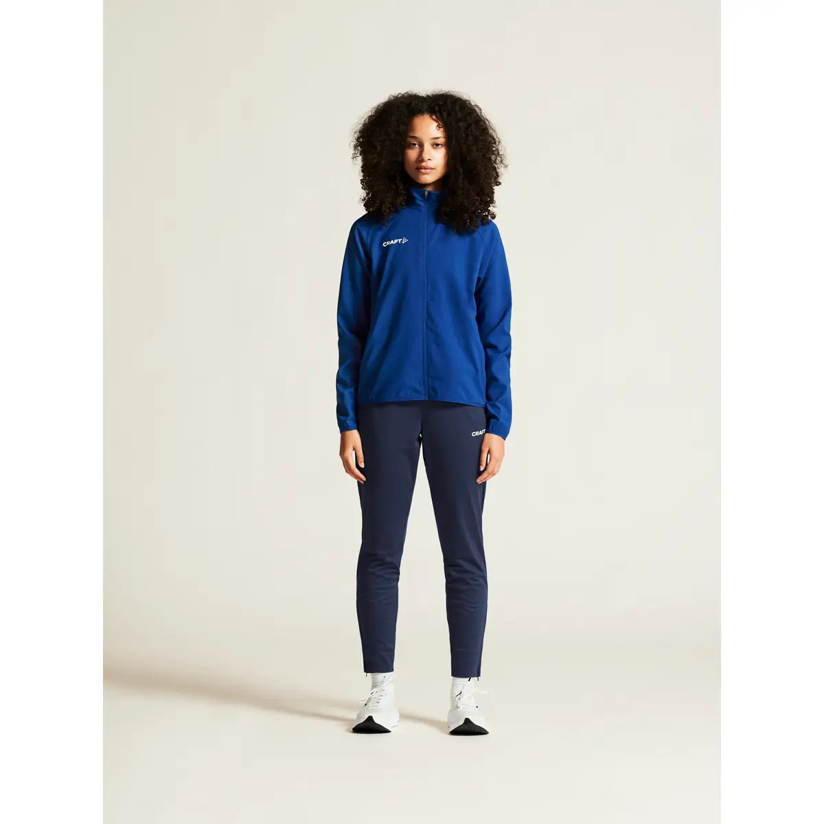 Chaqueta mujer CRAFT RUSH 2.0 TRAINING JACKET 1914673 8 Chaqueta mujer CRAFT RUSH 2.0 TRAINING JACKET 1914673, Club cobolt, con modelo, vista frontal de cuerpo completo
