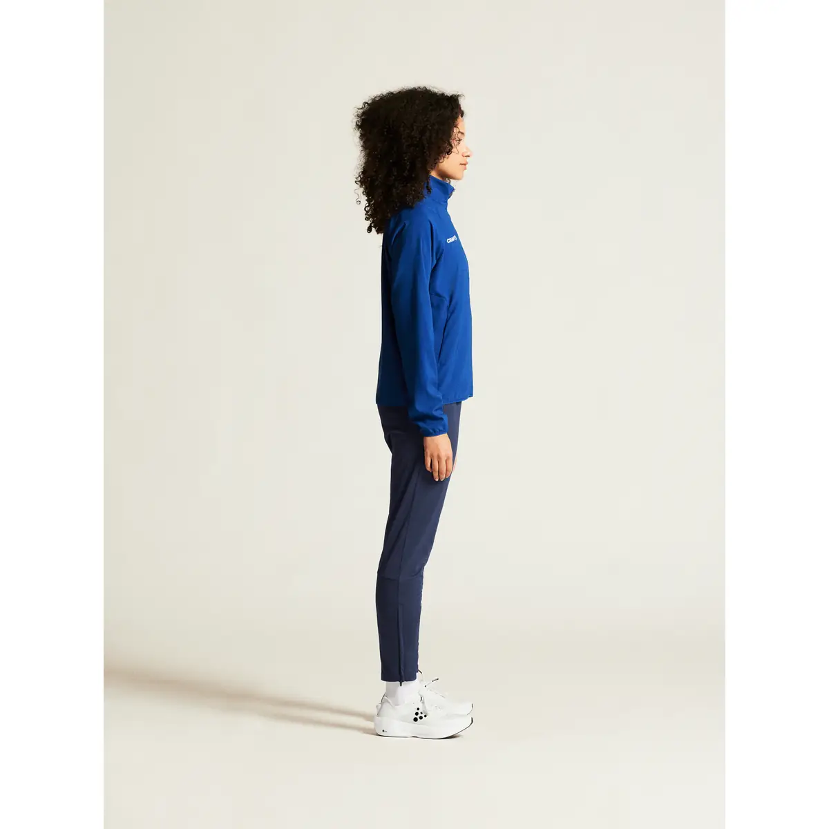 Chaqueta mujer CRAFT RUSH 2.0 TRAINING JACKET 1914673 2 Chaqueta mujer CRAFT RUSH 2.0 TRAINING JACKET 1914673, Club cobolt, con modelo, lateral de cuerpo completo