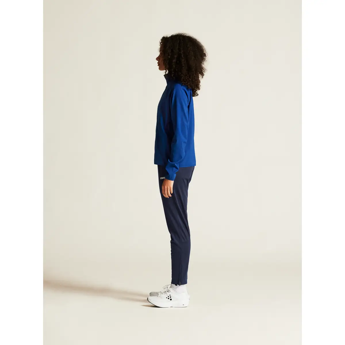 Chaqueta mujer CRAFT RUSH 2.0 TRAINING JACKET 1914673 9 Chaqueta mujer CRAFT RUSH 2.0 TRAINING JACKET 1914673, Club cobolt, con modelo, lateral de cuerpo completo