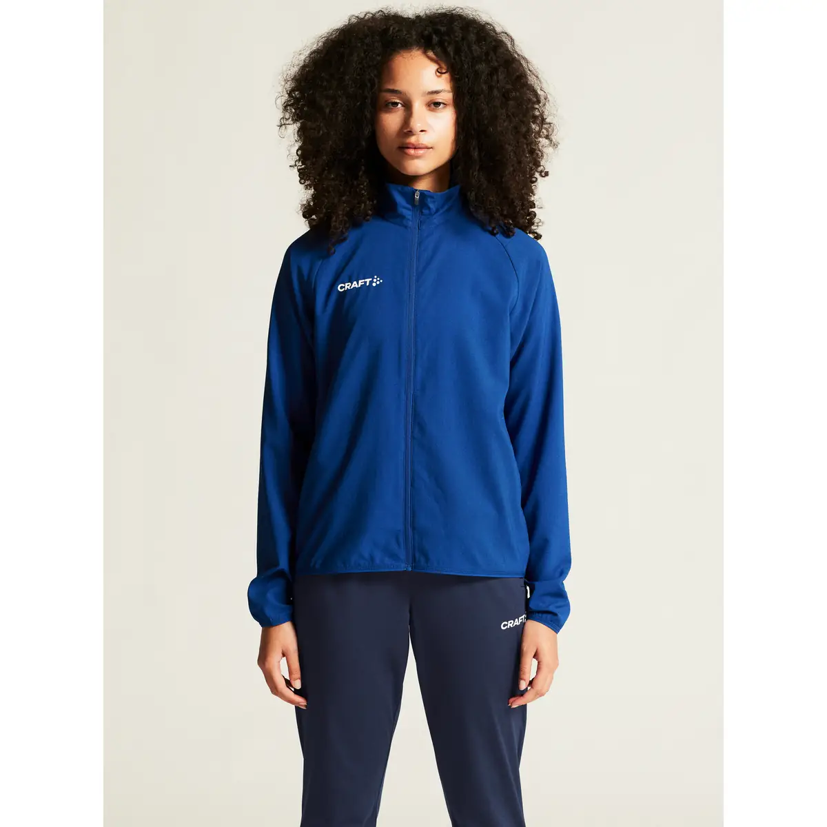 Chaqueta mujer CRAFT RUSH 2.0 TRAINING JACKET 1914673 7 Chaqueta mujer CRAFT RUSH 2.0 TRAINING JACKET 1914673, Club cobolt, con modelo, vista frontal
