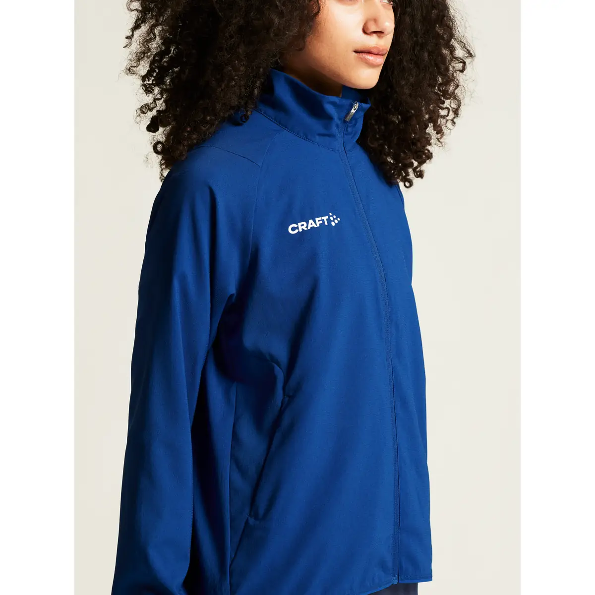 Chaqueta mujer CRAFT RUSH 2.0 TRAINING JACKET 1914673 6 Chaqueta mujer CRAFT RUSH 2.0 TRAINING JACKET 1914673, Club cobolt, con modelo, detalle frontal de cuello y pecho