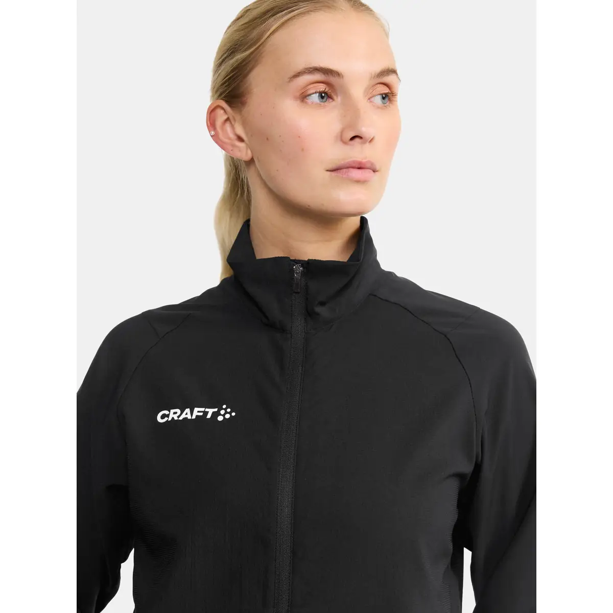 Chaqueta mujer CRAFT RUSH 2.0 TRAINING JACKET 1914673 30 Chaqueta mujer CRAFT RUSH 2.0 TRAINING JACKET 1914673, Negro, con modelo, detalle frontal de cuello y pecho