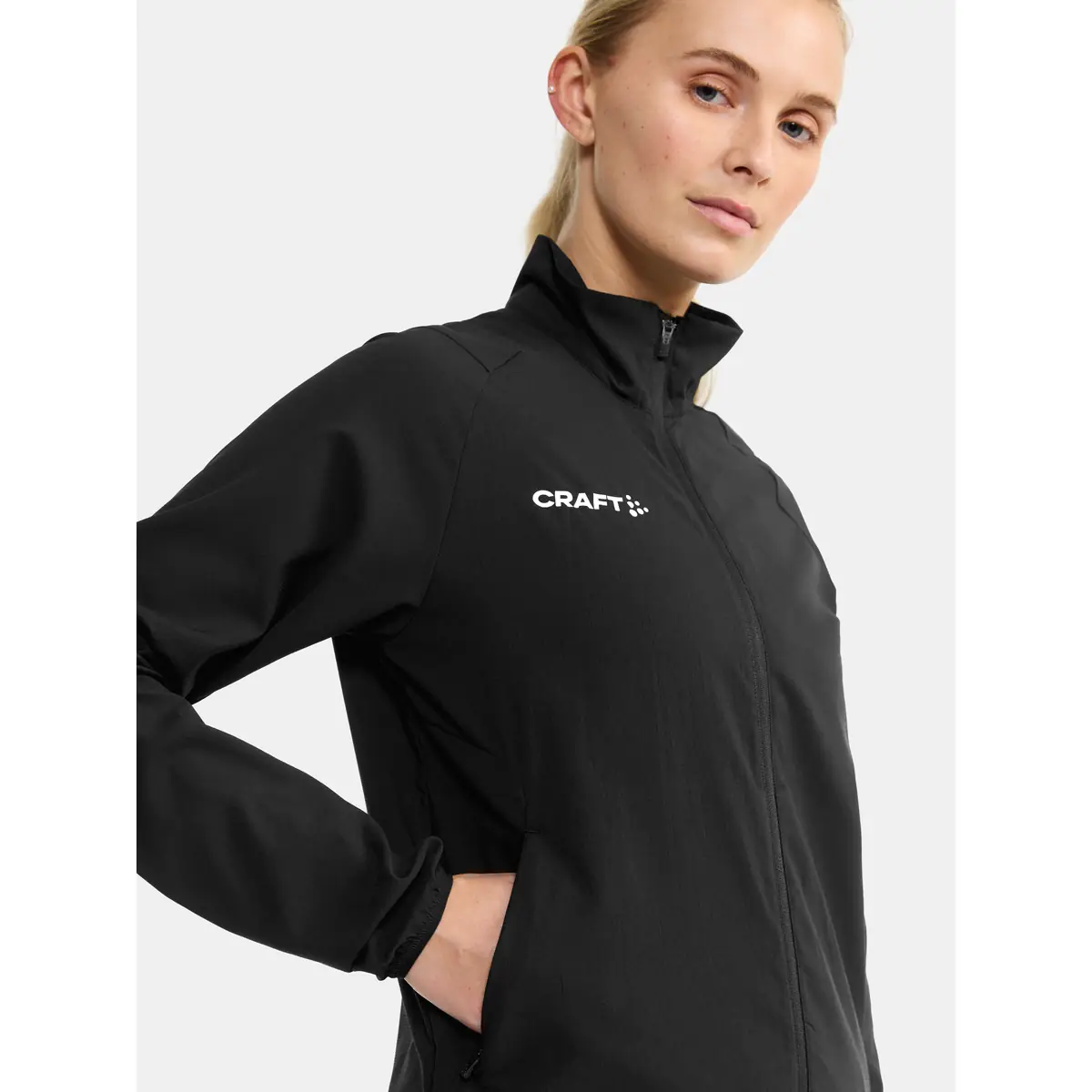 Chaqueta mujer CRAFT RUSH 2.0 TRAINING JACKET 1914673 28 Chaqueta mujer CRAFT RUSH 2.0 TRAINING JACKET 1914673, Negro, con modelo, detalle frontal y bolsillo