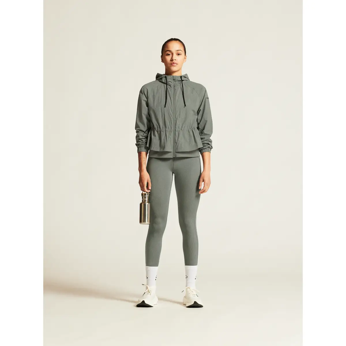 Cortavientos mujer CRAFT ADV JOIN WINDBREAKER 1914692 10 Cortavientos mujer CRAFT ADV JOIN WINDBREAKER 1914692, Leaf, con modelo, vista frontal de cuerpo entero
