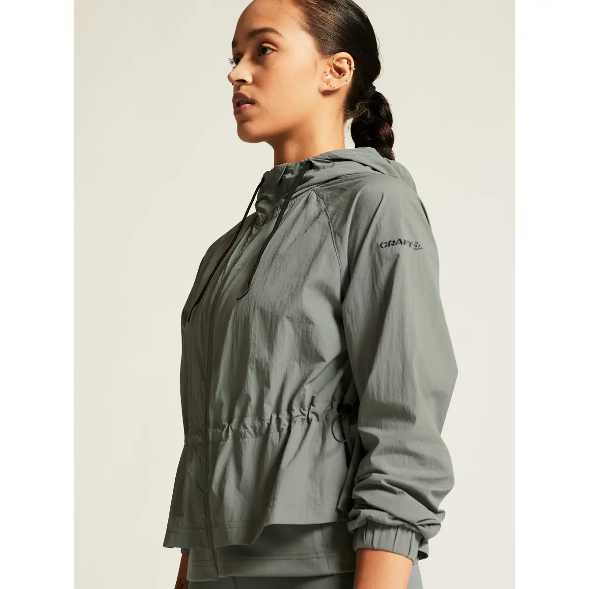 Cortavientos mujer CRAFT ADV JOIN WINDBREAKER 1914692 8 Cortavientos mujer CRAFT ADV JOIN WINDBREAKER 1914692, Leaf, con modelo, detalle de cuello y hombro