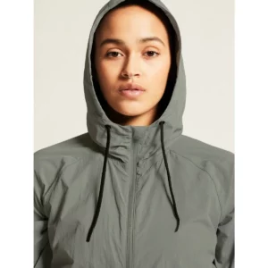 Cortavientos mujer CRAFT ADV JOIN WINDBREAKER 1914692, Leaf, con modelo, detalle frontal con capucha puesta