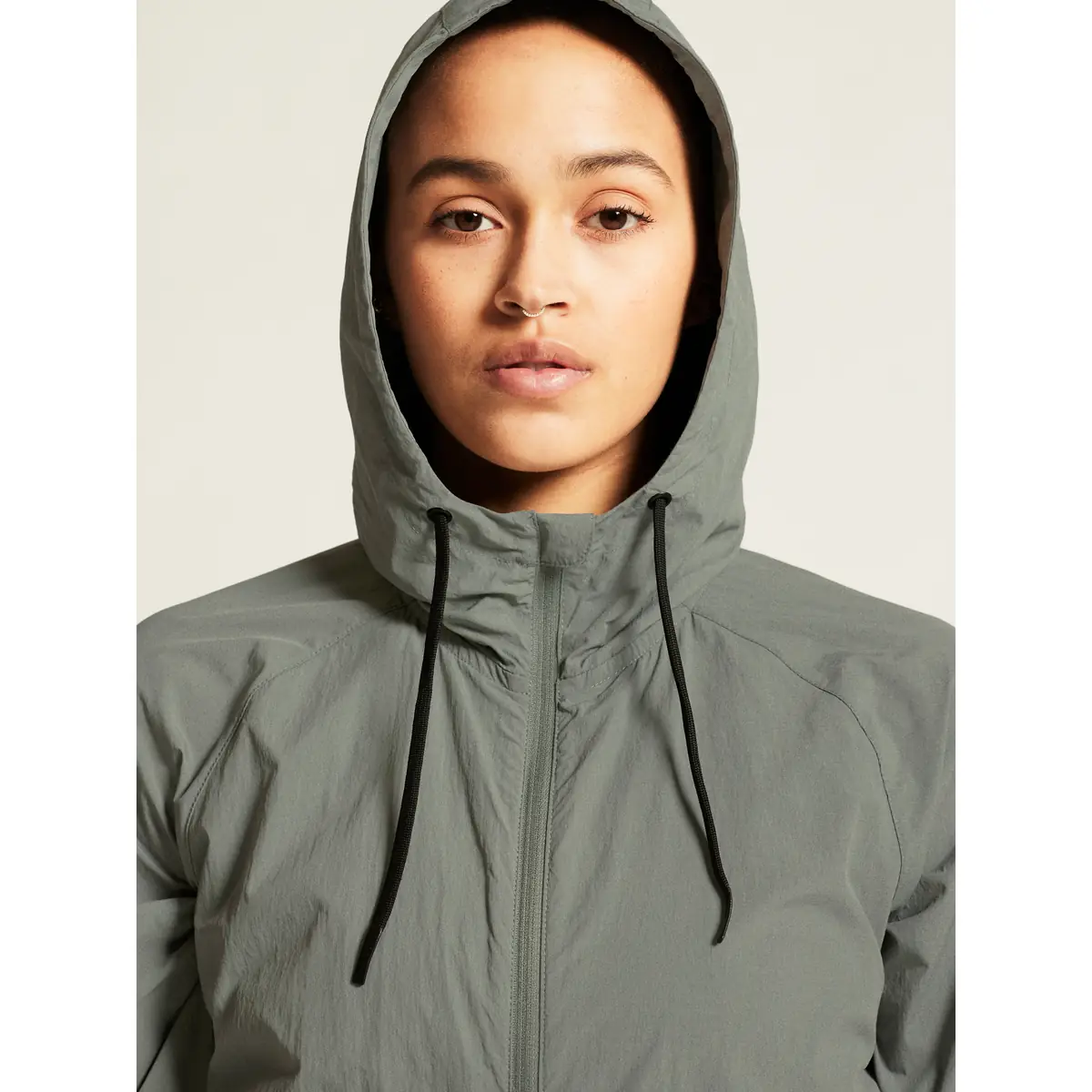 Cortavientos mujer CRAFT ADV JOIN WINDBREAKER 1914692 11 Cortavientos mujer CRAFT ADV JOIN WINDBREAKER 1914692, Leaf, con modelo, detalle frontal con capucha puesta