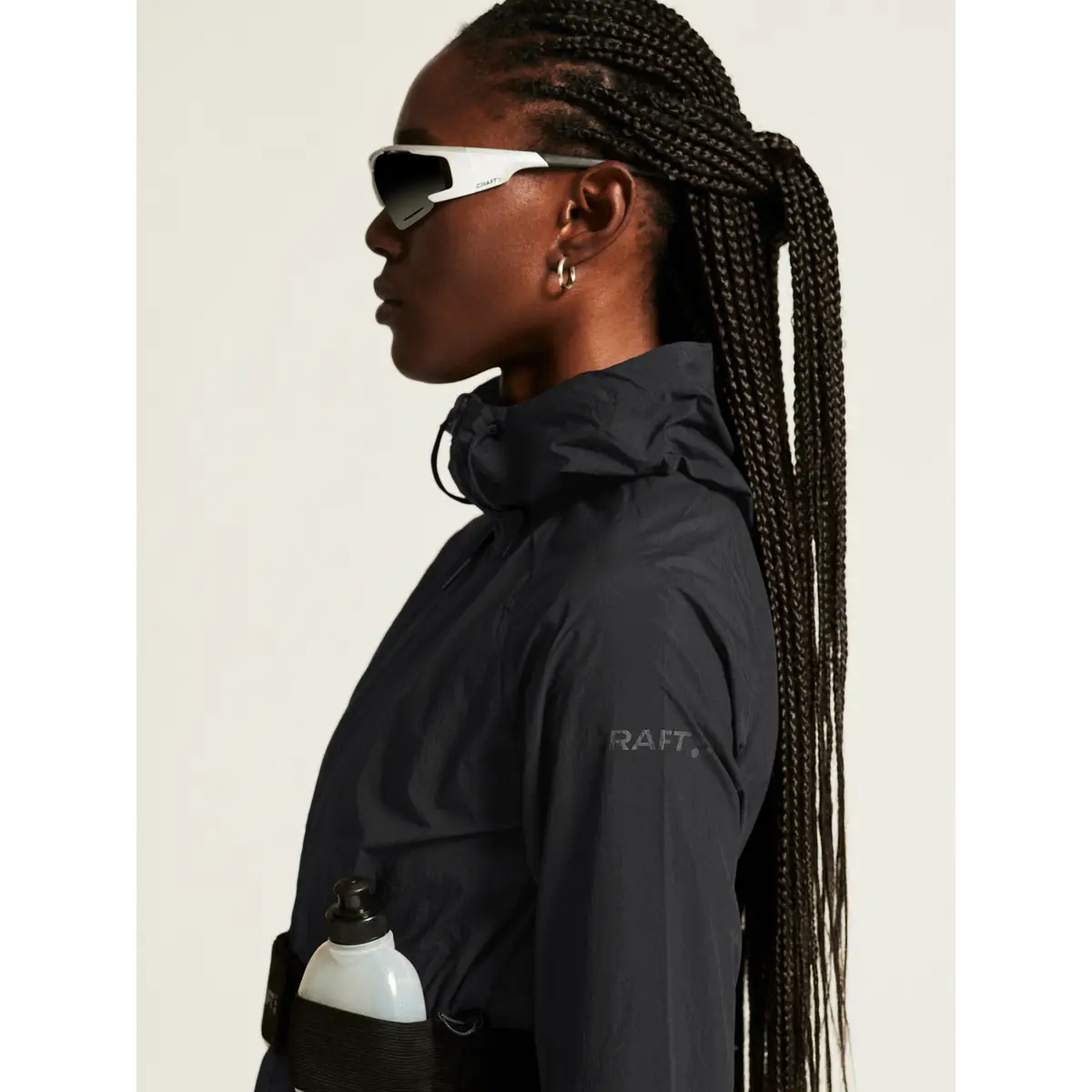 Cortavientos mujer CRAFT ADV JOIN WINDBREAKER 1914692 17 Cortavientos mujer CRAFT ADV JOIN WINDBREAKER 1914692, Negro, con modelo, detalle de cuello y hombro
