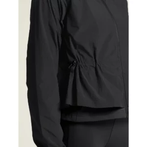 Cortavientos mujer CRAFT ADV JOIN WINDBREAKER 1914692, Negro, con modelo, detalle del bolsillo lateral