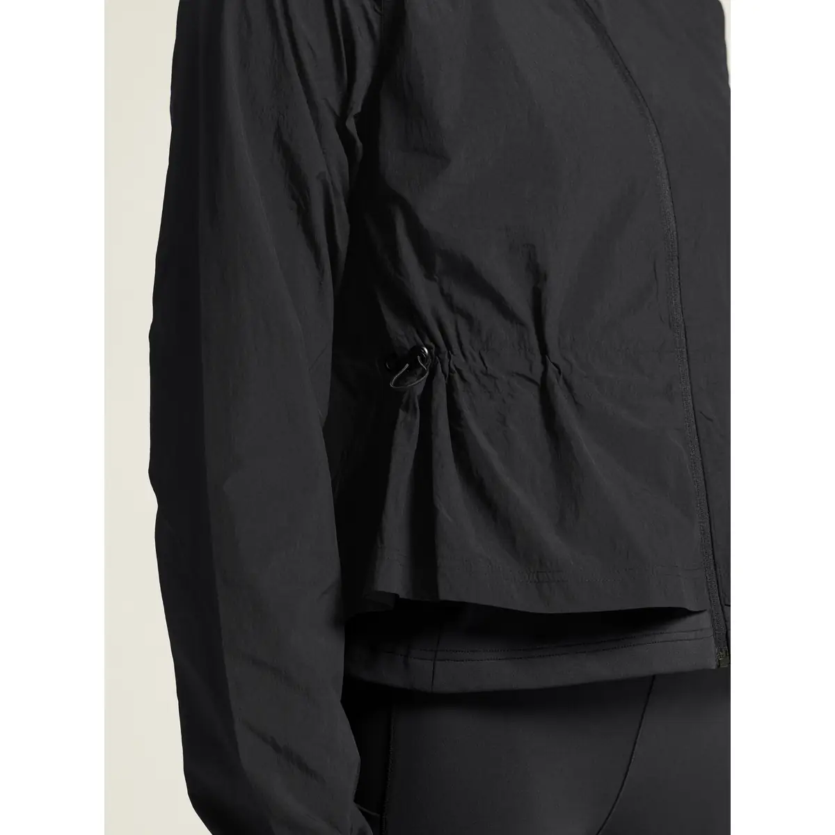 Cortavientos mujer CRAFT ADV JOIN WINDBREAKER 1914692 16 Cortavientos mujer CRAFT ADV JOIN WINDBREAKER 1914692, Negro, con modelo, detalle del bolsillo lateral