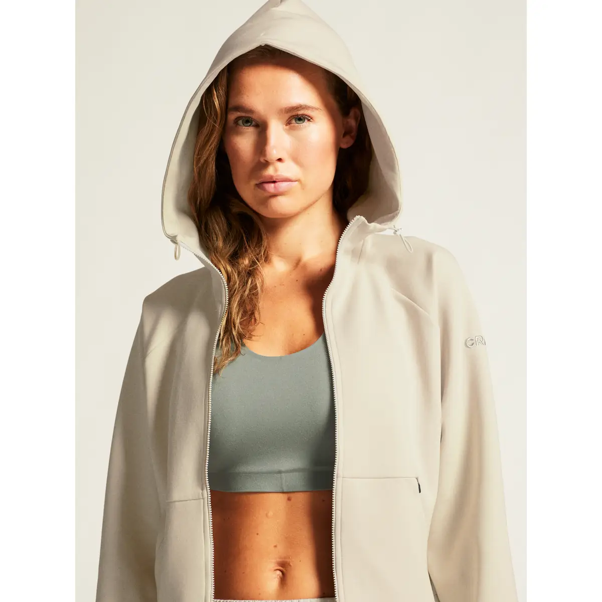 Sudadera mujer CRAFT ADV JOIN FZ HOODIE 1914701 1 Sudadera mujer CRAFT ADV JOIN FZ HOODIE 1914701, Plaster, con modelo