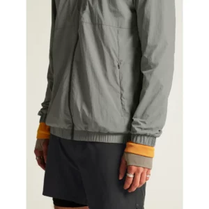 Cortavientos hombre CRAFT ADV JOIN WINDBREAKER 1914704, Leaf, con modelo, detalle de bolsillo y puño
