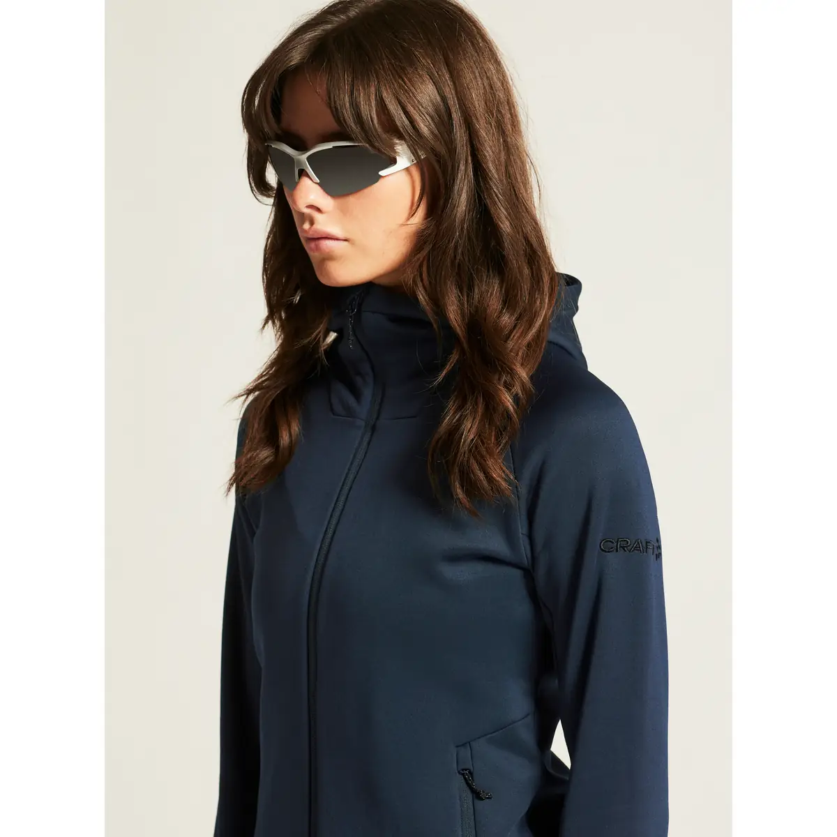 Chaqueta polar mujer CRAFT EXPLORE POWER FLEECE 1915241 29 Chaqueta polar mujer CRAFT EXPLORE POWER FLEECE 1915241, Blaze, con modelo, detalle de cuello y hombro
