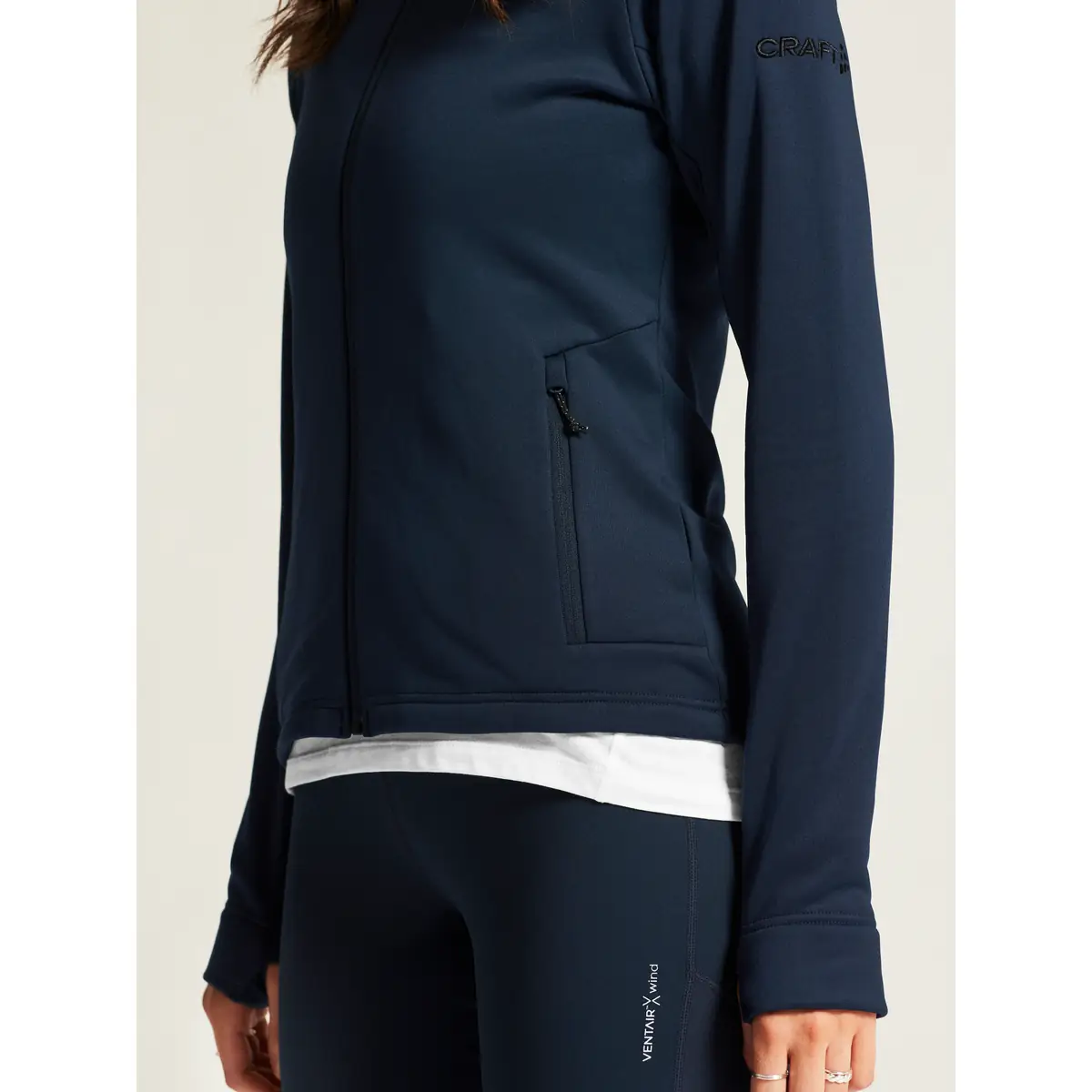 Chaqueta polar mujer CRAFT EXPLORE POWER FLEECE 1915241 31 Chaqueta polar mujer CRAFT EXPLORE POWER FLEECE 1915241, Blaze, con modelo, detalle del bolsillo lateral