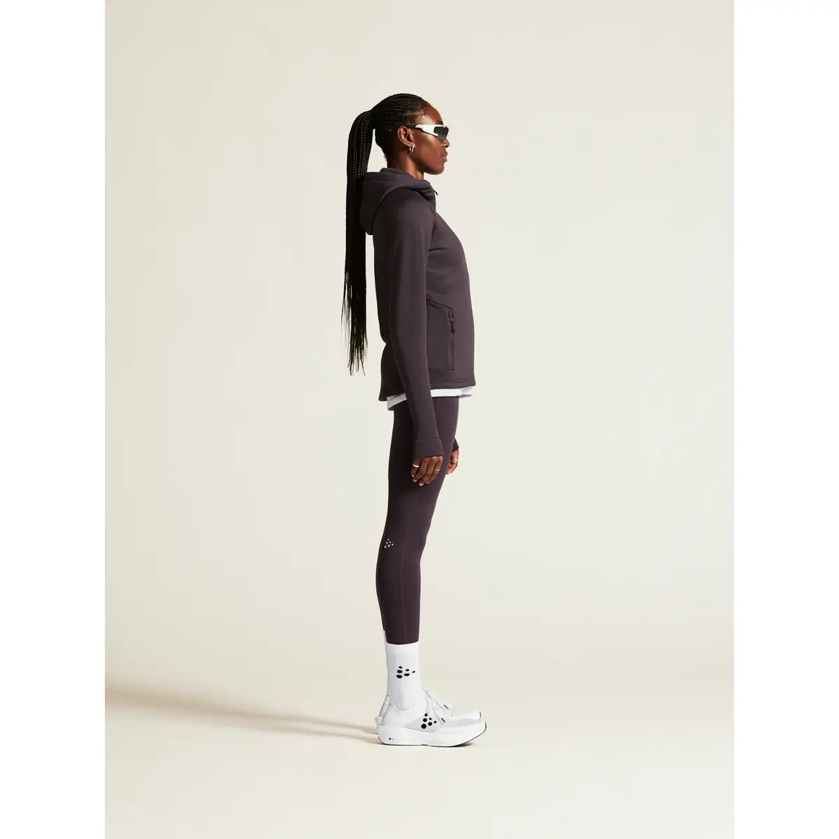 Chaqueta polar mujer CRAFT EXPLORE POWER FLEECE 1915241 36 Chaqueta polar mujer CRAFT EXPLORE POWER FLEECE 1915241, Dk plum, con modelo, vista lateral de cuerpo entero