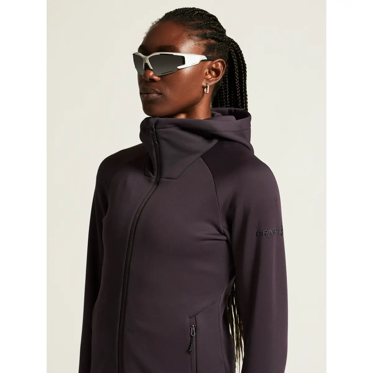 Chaqueta polar mujer CRAFT EXPLORE POWER FLEECE 1915241 38 Chaqueta polar mujer CRAFT EXPLORE POWER FLEECE 1915241, Dk plum, con modelo, detalle de cuello y hombro