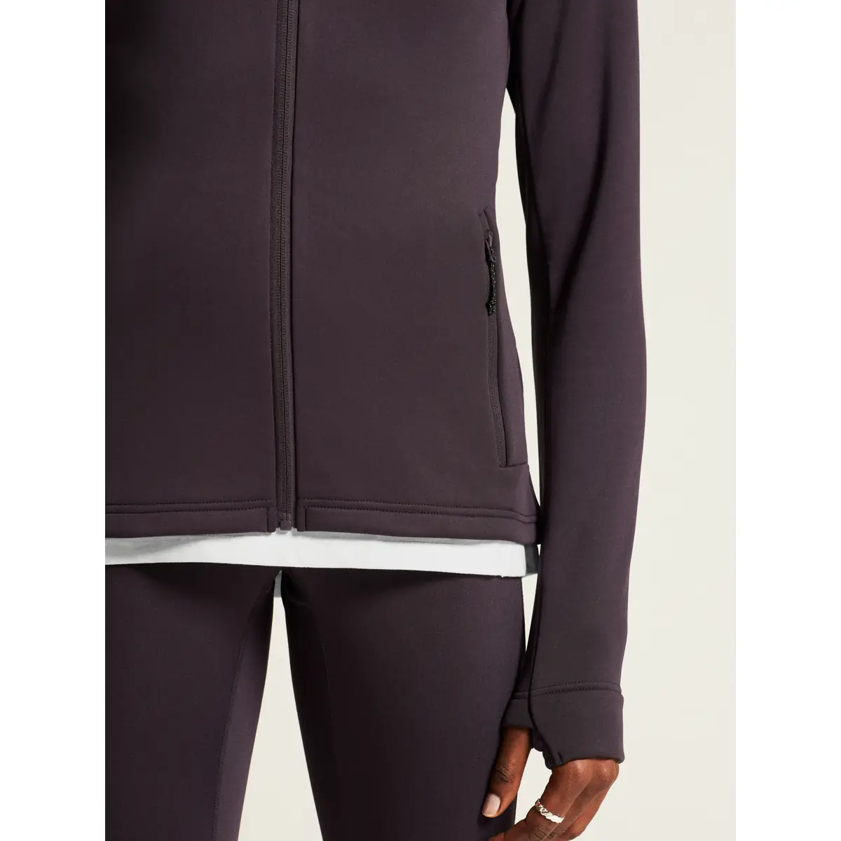 Chaqueta polar mujer CRAFT EXPLORE POWER FLEECE 1915241 34 Chaqueta polar mujer CRAFT EXPLORE POWER FLEECE 1915241, Dk plum, con modelo, detalle de bolsillo y puño