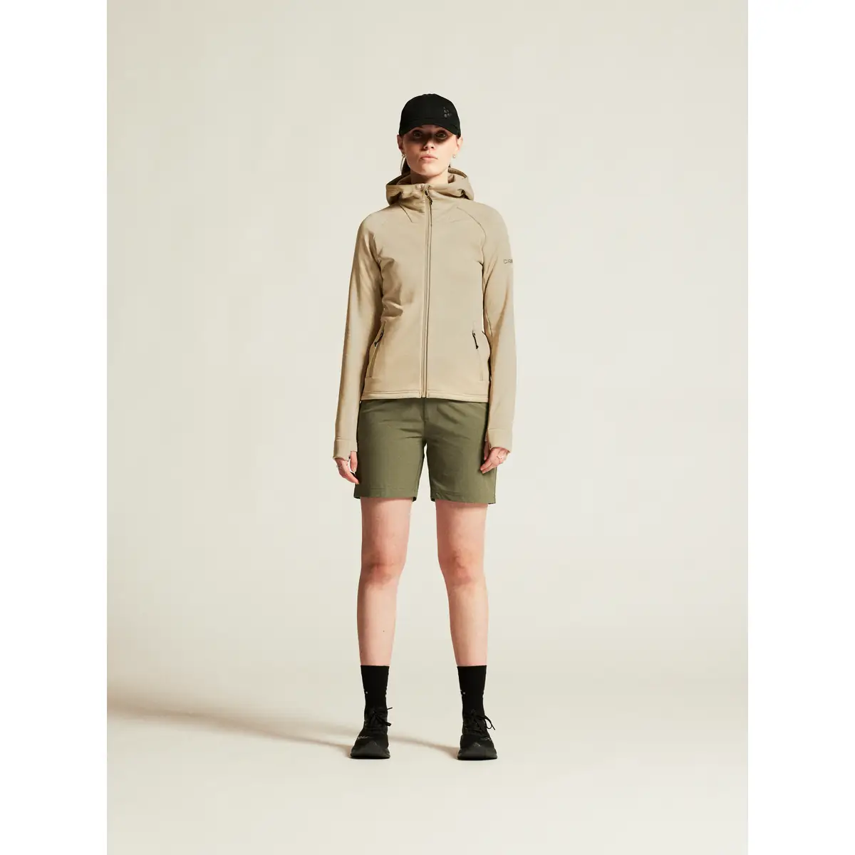 Chaqueta polar mujer CRAFT EXPLORE POWER FLEECE 1915241 44 Chaqueta polar mujer CRAFT EXPLORE POWER FLEECE 1915241, Hay, con modelo, vista frontal de cuerpo entero
