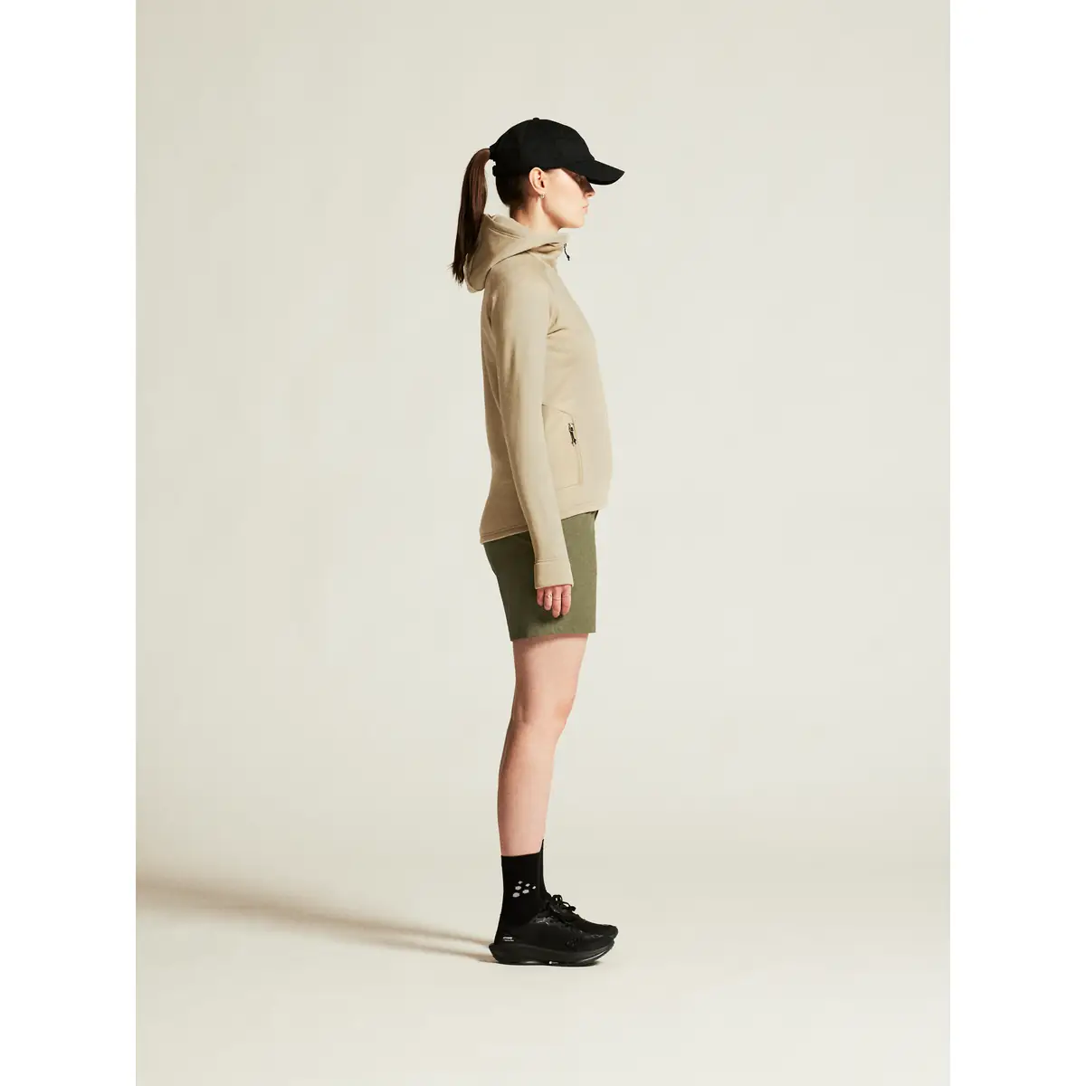 Chaqueta polar mujer CRAFT EXPLORE POWER FLEECE 1915241 46 Chaqueta polar mujer CRAFT EXPLORE POWER FLEECE 1915241, Hay, con modelo, vista lateral de cuerpo entero