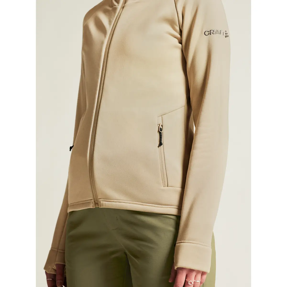 Chaqueta polar mujer CRAFT EXPLORE POWER FLEECE 1915241 47 Chaqueta polar mujer CRAFT EXPLORE POWER FLEECE 1915241, Hay, con modelo, detalle del bolsillo lateral