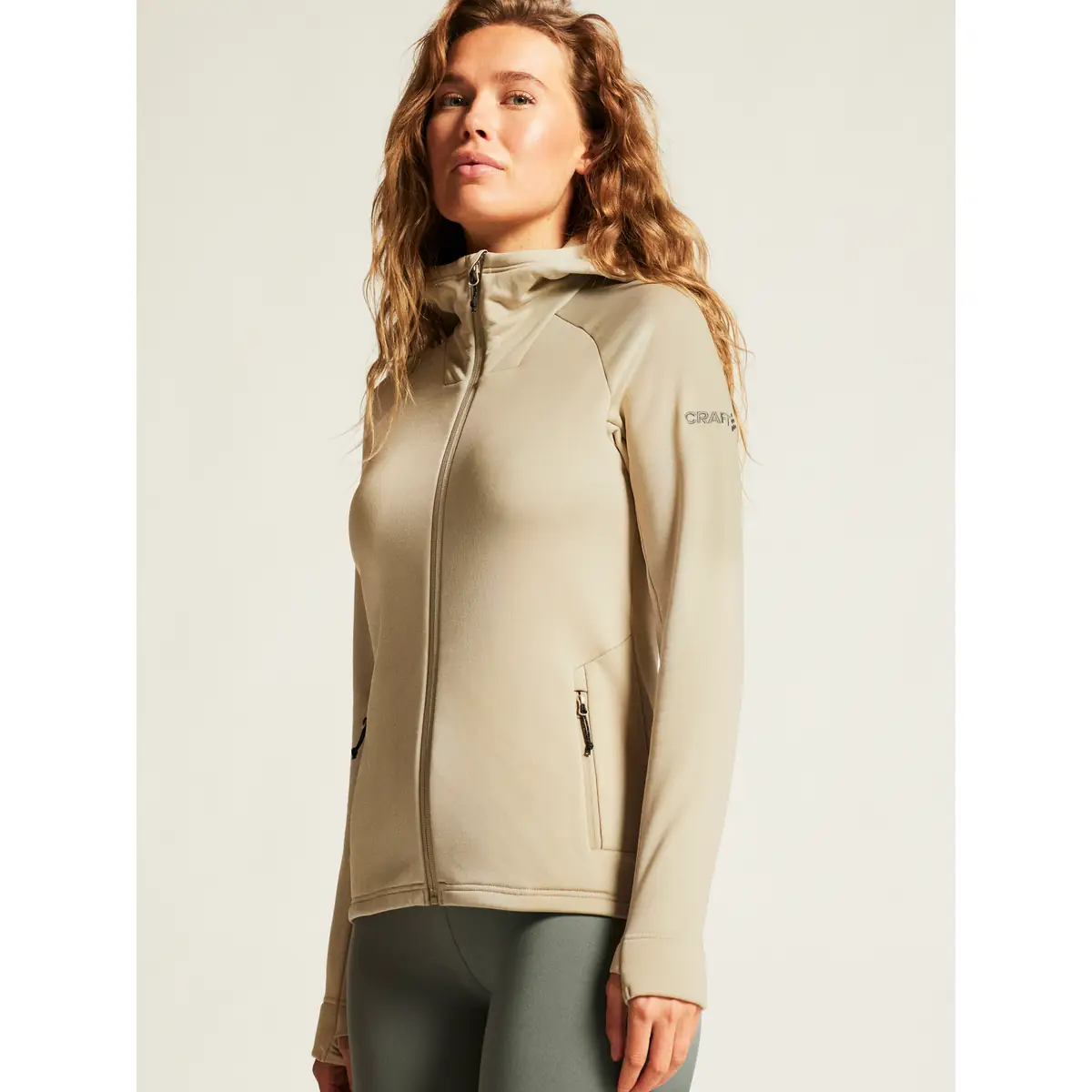 Chaqueta polar mujer CRAFT EXPLORE POWER FLEECE 1915241 48 Chaqueta polar mujer CRAFT EXPLORE POWER FLEECE 1915241, Hay, con modelo, detalle de cuello y hombro