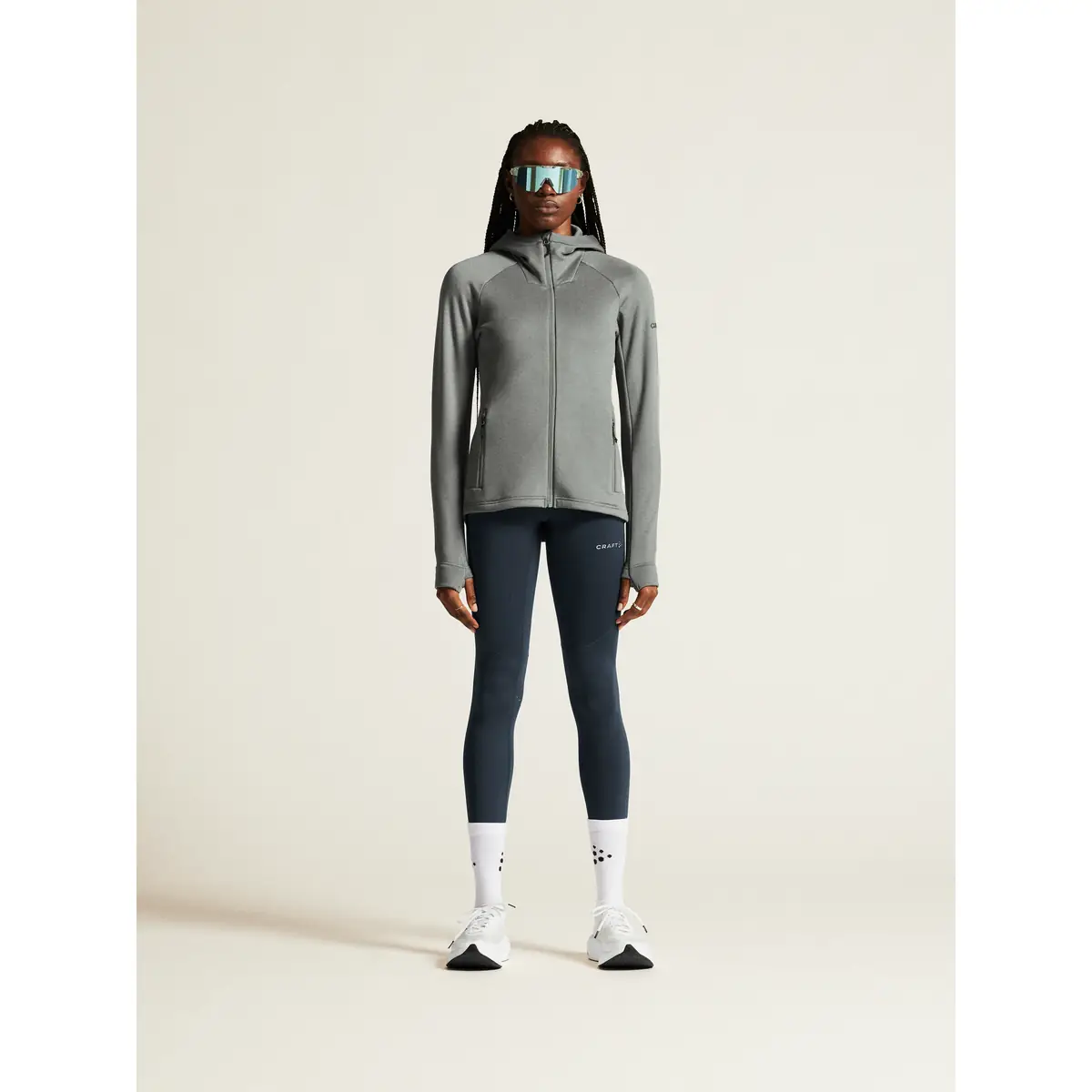 Chaqueta polar mujer CRAFT EXPLORE POWER FLEECE 1915241 53 Chaqueta polar mujer CRAFT EXPLORE POWER FLEECE 1915241, Leaf, con modelo, vista frontal de cuerpo entero