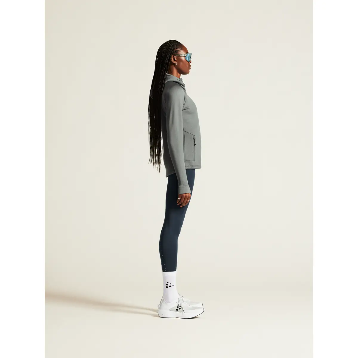 Chaqueta polar mujer CRAFT EXPLORE POWER FLEECE 1915241 51 Chaqueta polar mujer CRAFT EXPLORE POWER FLEECE 1915241, Leaf, con modelo, vista lateral de cuerpo entero