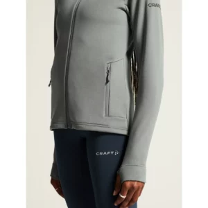 Chaqueta polar mujer CRAFT EXPLORE POWER FLEECE 1915241, Leaf, con modelo, detalle de bolsillo y puño