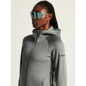 Chaqueta polar mujer CRAFT EXPLORE POWER FLEECE 1915241, con modelo, detalle de cuello y hombro