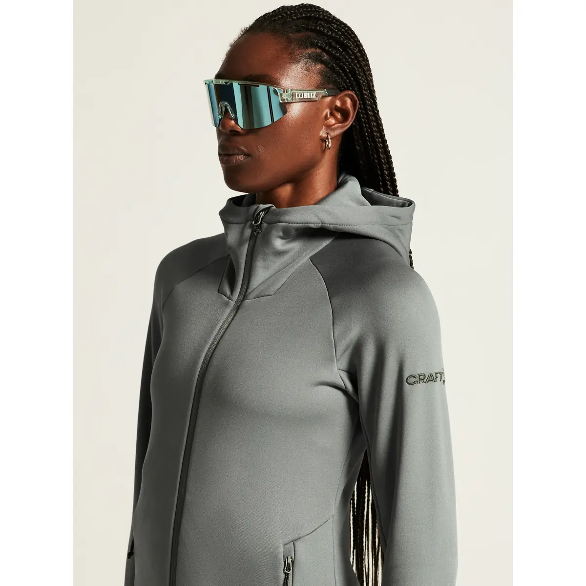 Chaqueta polar mujer CRAFT EXPLORE POWER FLEECE 1915241 21 Chaqueta polar mujer CRAFT EXPLORE POWER FLEECE 1915241, con modelo, detalle de cuello y hombro