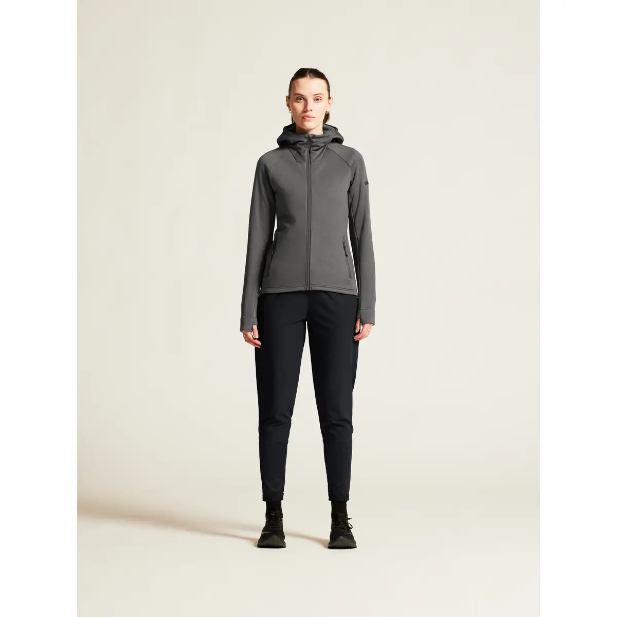 Chaqueta polar mujer CRAFT EXPLORE POWER FLEECE 1915241 62 Chaqueta polar mujer CRAFT EXPLORE POWER FLEECE 1915241, Granite, con modelo, vista frontal de cuerpo entero