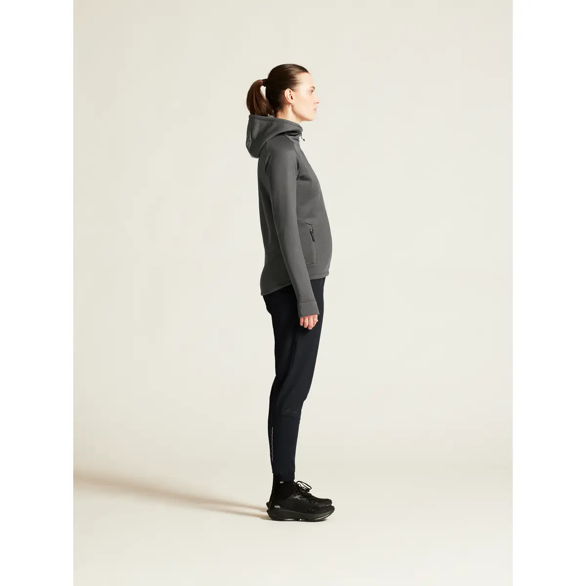 Chaqueta polar mujer CRAFT EXPLORE POWER FLEECE 1915241 66 Chaqueta polar mujer CRAFT EXPLORE POWER FLEECE 1915241, Granite, con modelo, vista lateral de cuerpo entero