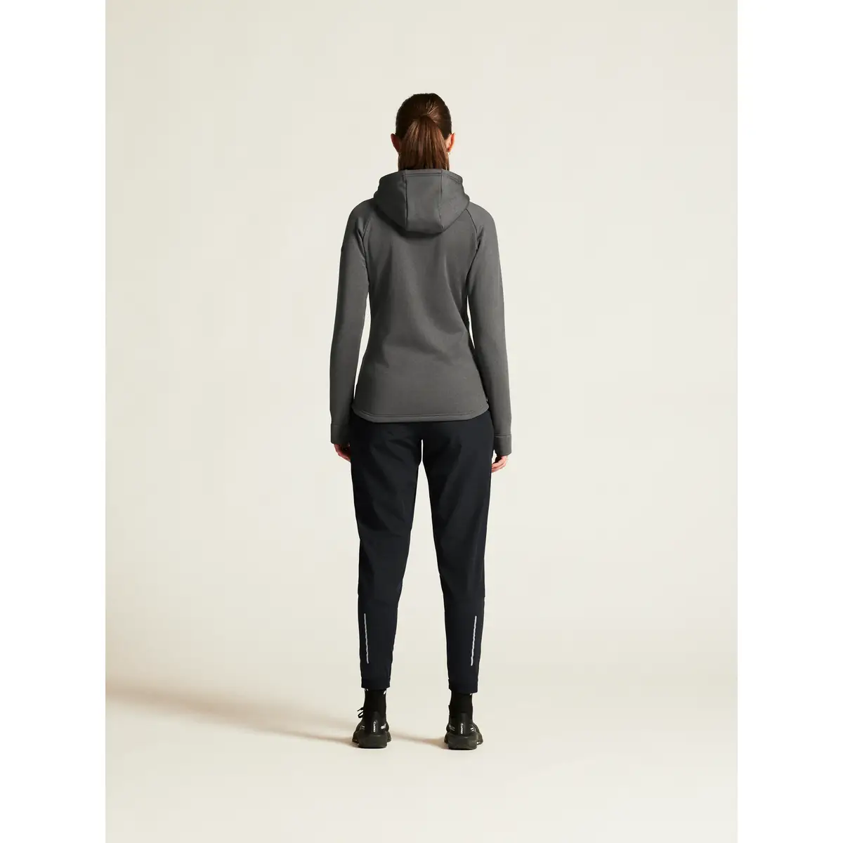 Chaqueta polar mujer CRAFT EXPLORE POWER FLEECE 1915241 63 Chaqueta polar mujer CRAFT EXPLORE POWER FLEECE 1915241, Granite, con modelo, vista posterior de cuerpo entero