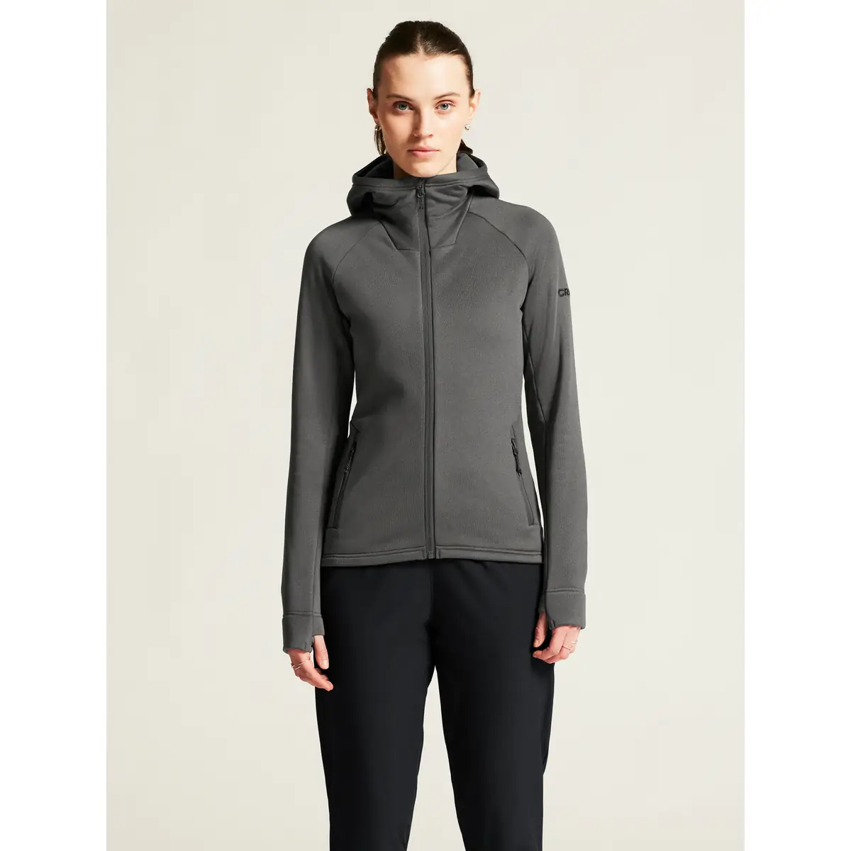 Chaqueta polar mujer CRAFT EXPLORE POWER FLEECE 1915241 61 Chaqueta polar mujer CRAFT EXPLORE POWER FLEECE 1915241, Granite, con modelo, vista frontal