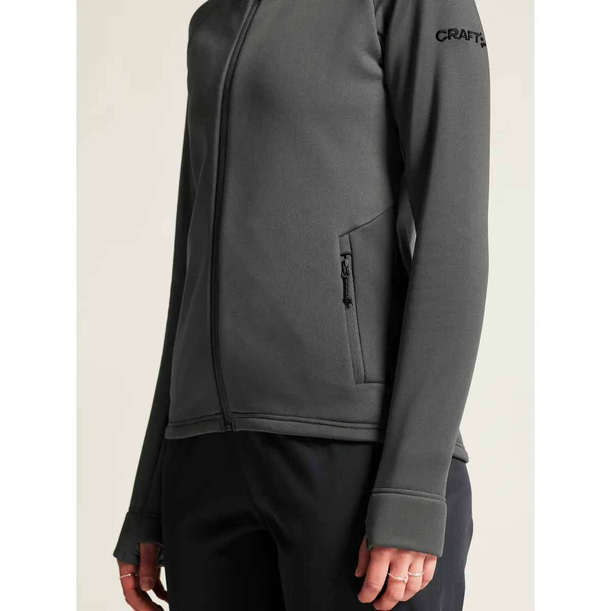Chaqueta polar mujer CRAFT EXPLORE POWER FLEECE 1915241 58 Chaqueta polar mujer CRAFT EXPLORE POWER FLEECE 1915241, Granite, con modelo, detalle de bolsillo y puño