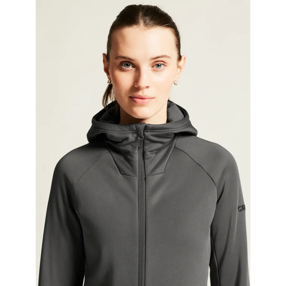 Chaqueta polar mujer CRAFT EXPLORE POWER FLEECE 1915241 67 Chaqueta polar mujer CRAFT EXPLORE POWER FLEECE 1915241, Granite, con modelo, detalle de cuello y pecho