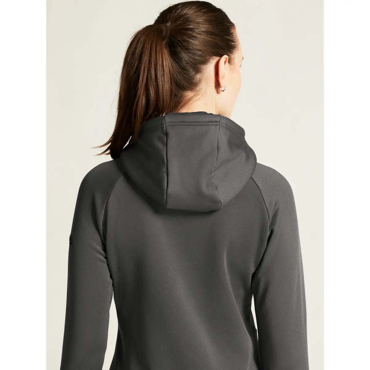 Chaqueta polar mujer CRAFT EXPLORE POWER FLEECE 1915241 65 Chaqueta polar mujer CRAFT EXPLORE POWER FLEECE 1915241, Granite, con modelo, detalle posterior de capucha