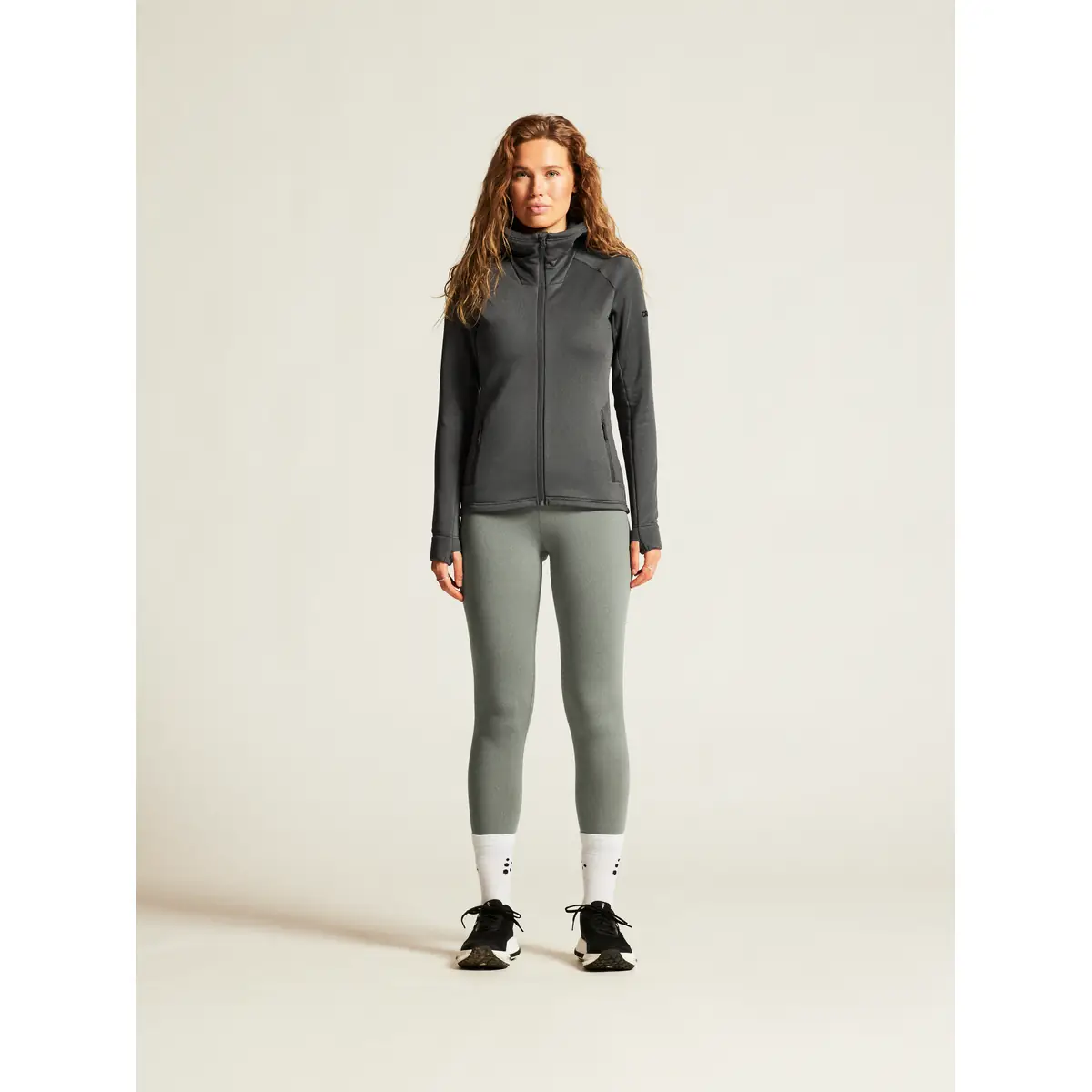 Chaqueta polar mujer CRAFT EXPLORE POWER FLEECE 1915241 59 Chaqueta polar mujer CRAFT EXPLORE POWER FLEECE 1915241, Granite, con modelo, vista frontal de cuerpo entero