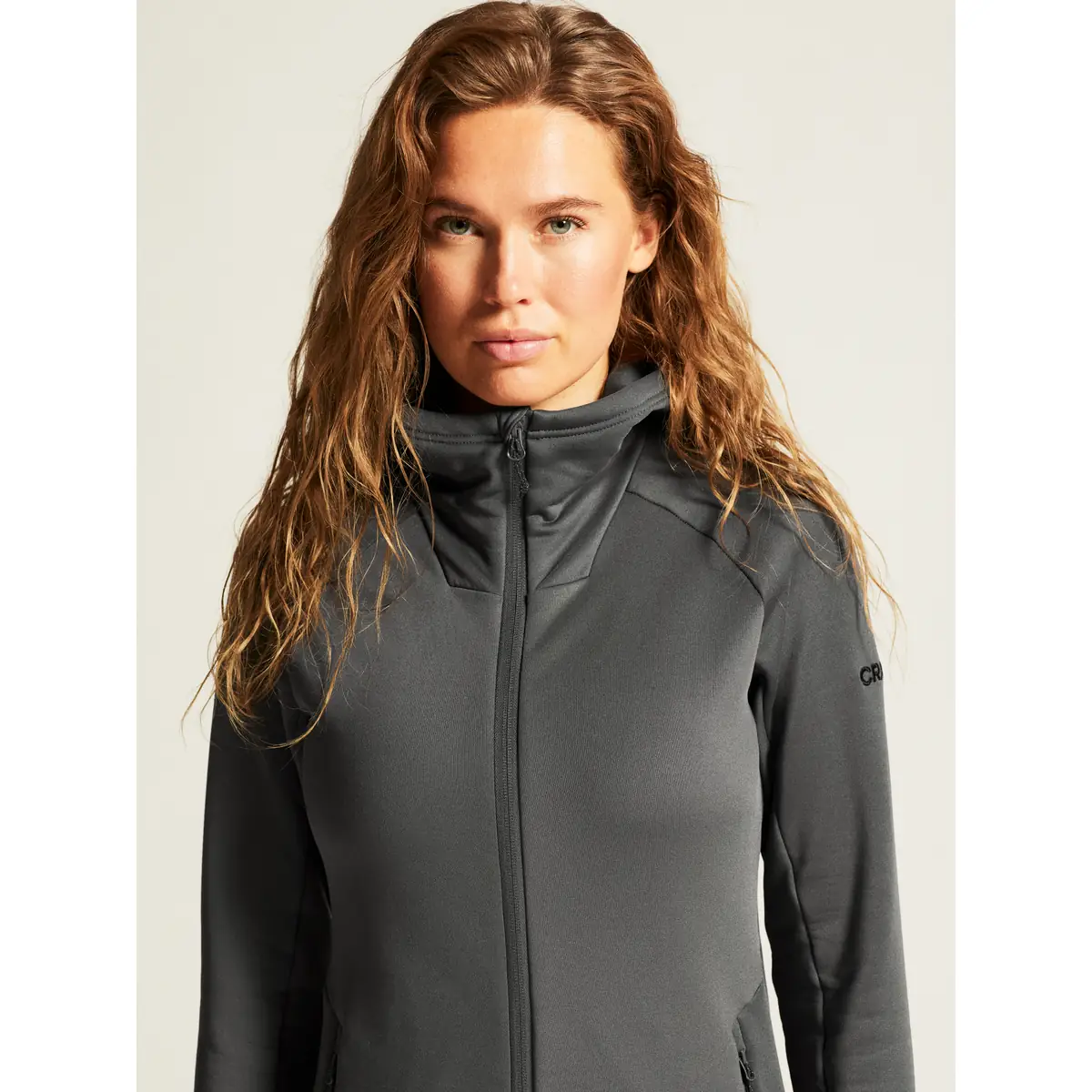 Chaqueta polar mujer CRAFT EXPLORE POWER FLEECE 1915241 64 Chaqueta polar mujer CRAFT EXPLORE POWER FLEECE 1915241, Granite, con modelo, detalle de cuello y pecho