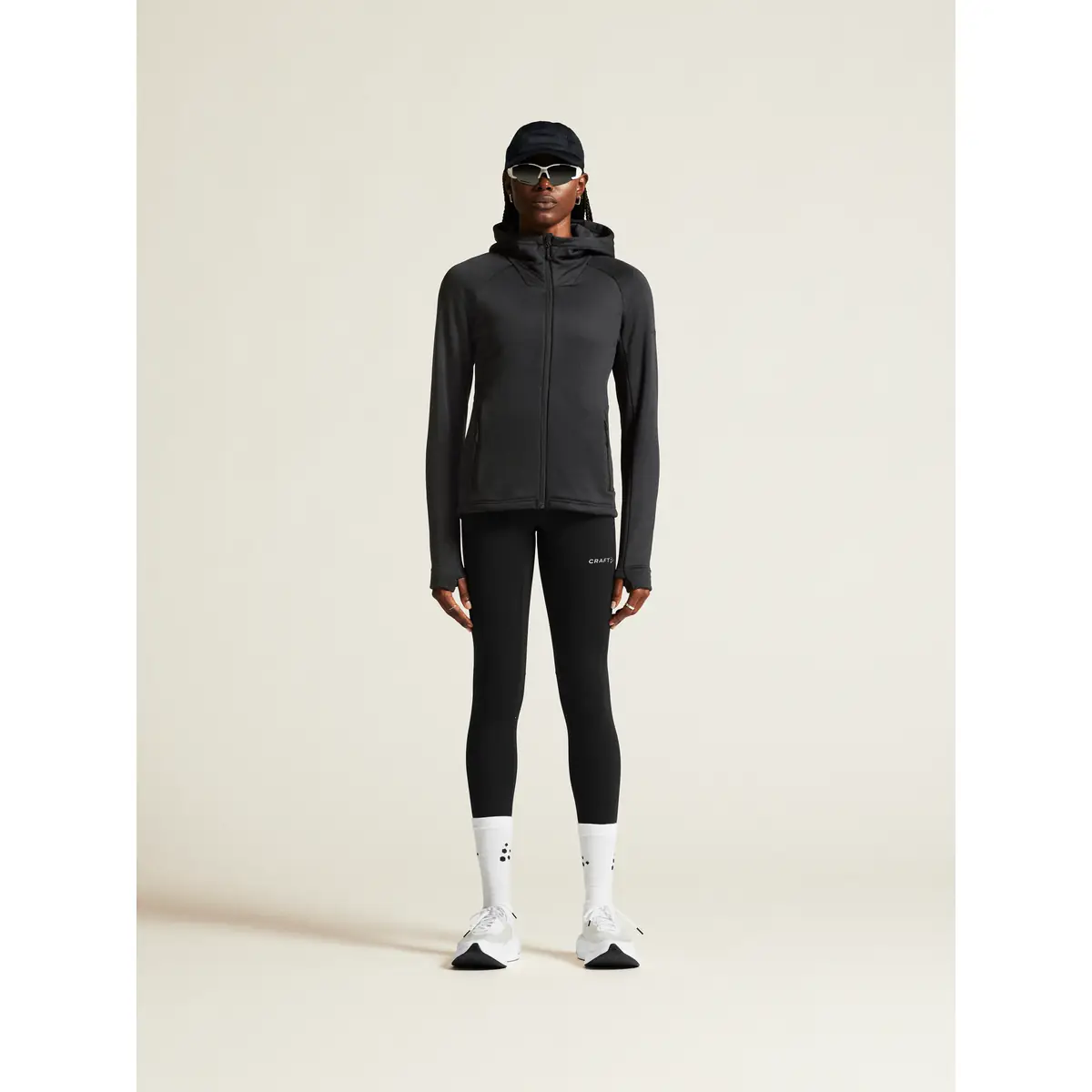 Chaqueta polar mujer CRAFT EXPLORE POWER FLEECE 1915241 71 Chaqueta polar mujer CRAFT EXPLORE POWER FLEECE 1915241, Negro, con modelo, vista frontal de cuerpo entero